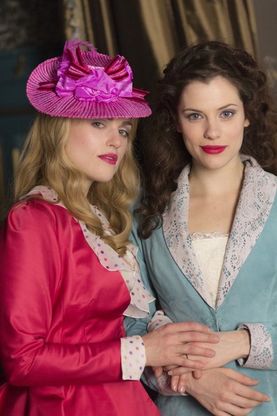 Still of Jessica De Gouw and Katie McGrath in Dracula (2013)