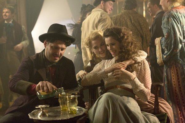 Still of Jessica De Gouw and Katie McGrath in Dracula (2013)