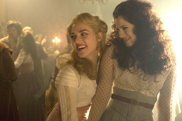 Still of Jessica De Gouw and Katie McGrath in Dracula (2013)