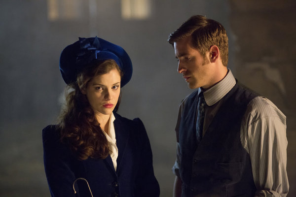 Still of Jessica De Gouw and Oliver Jackson-Cohen in Dracula (2013)