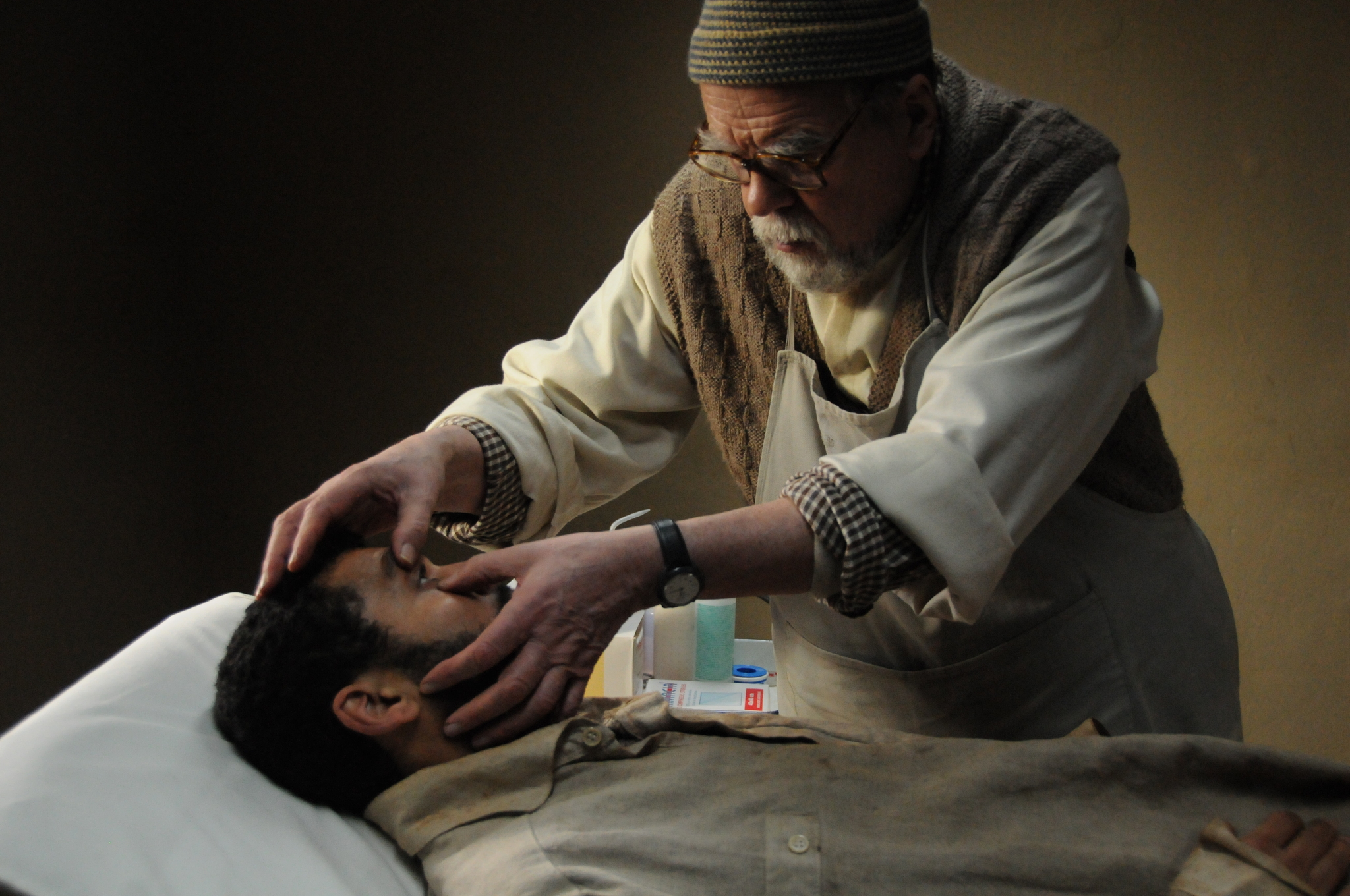 Still of Michael Lonsdale and Adel Bencherif in Des hommes et des dieux (2010)