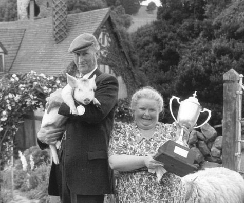 James Cromwell and Magda Szubanski in Babe: Pig in the City (1998)