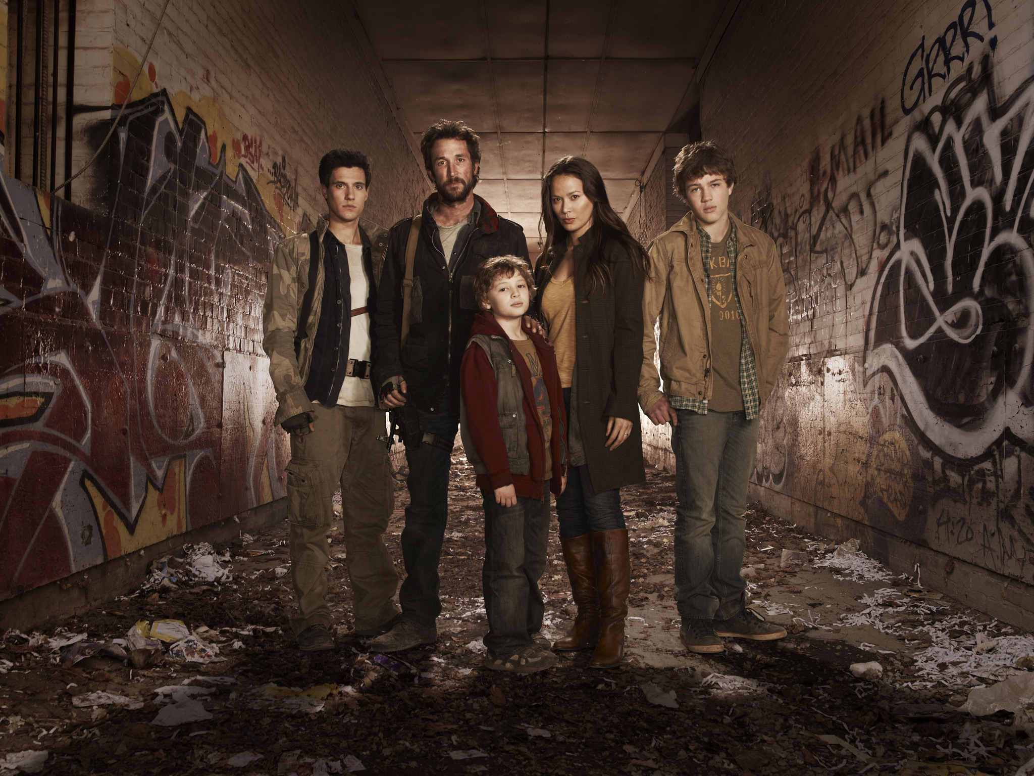 Still of Noah Wyle, Moon Bloodgood, Drew Roy, Maxim Knight and Connor Jessup in Krentantis dangus (2011)