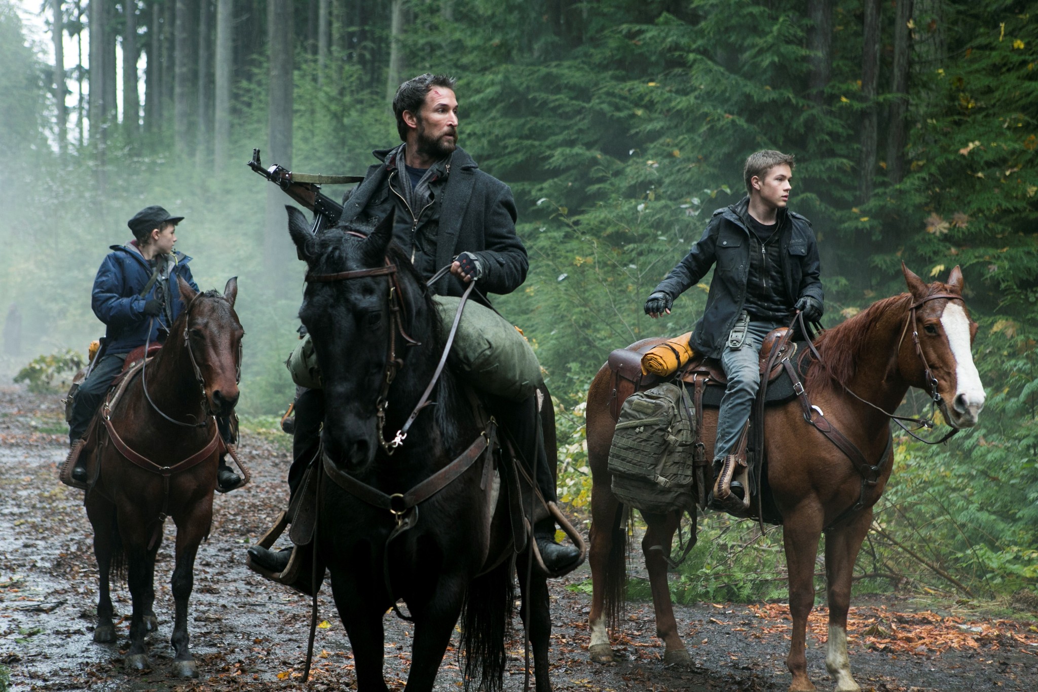 Still of Noah Wyle, Maxim Knight and Connor Jessup in Krentantis dangus (2011)