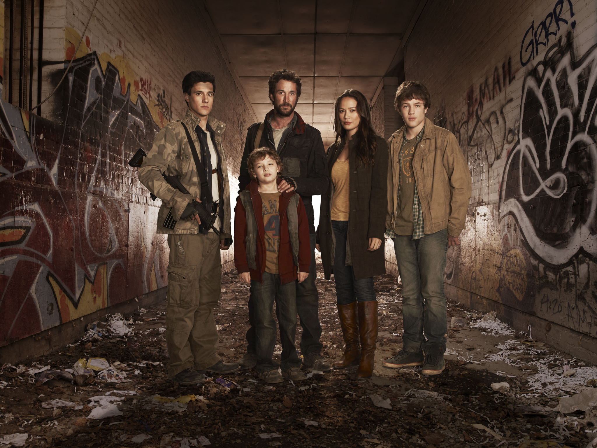 Still of Noah Wyle, Moon Bloodgood, Drew Roy, Maxim Knight and Connor Jessup in Krentantis dangus (2011)