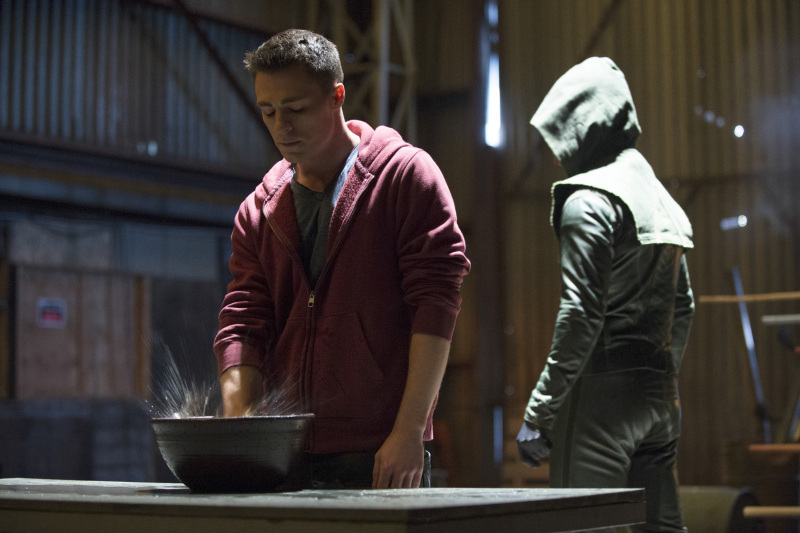 Still of Stephen Amell and Colton Haynes in Strele (2012)