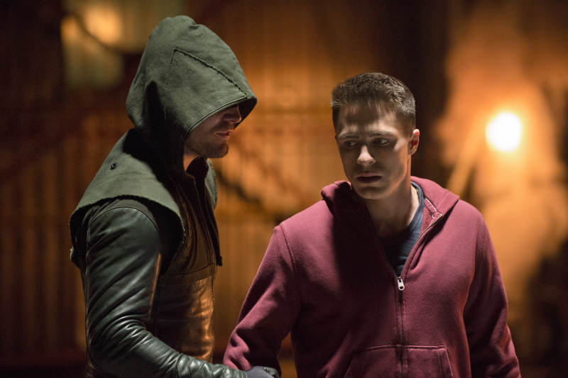 Still of Stephen Amell and Colton Haynes in Strele (2012)