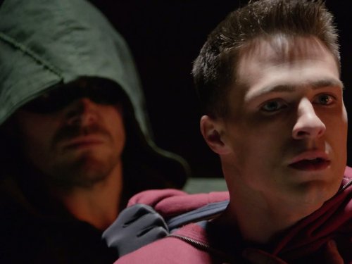 Still of Stephen Amell and Colton Haynes in Strele (2012)