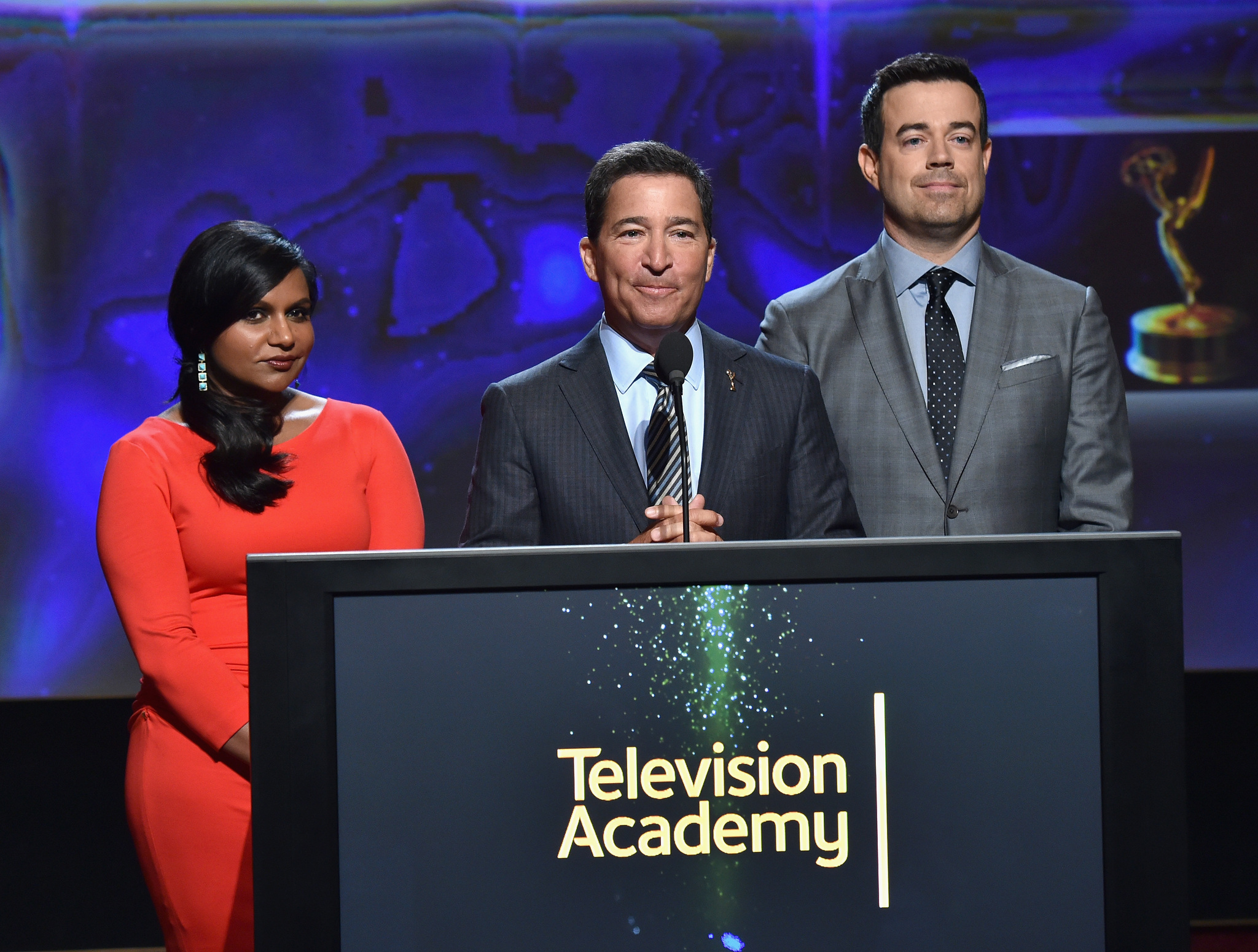 Carson Daly, Mindy Kaling and Bruce Rosenblum at event of The 66th Primetime Emmy Awards (2014)