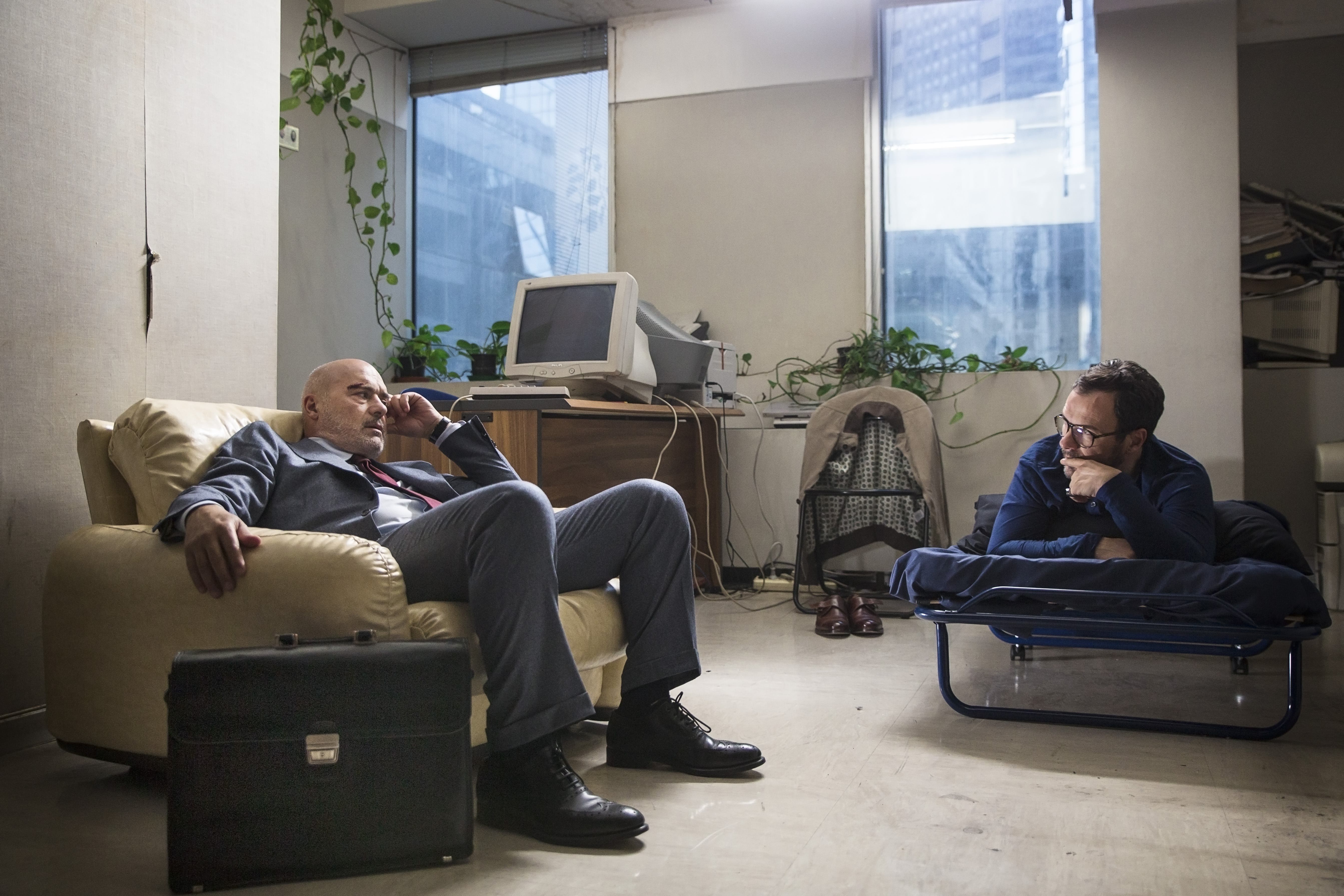 Still of Luca Zingaretti and Massimiliano Gallo in Perez. (2014)