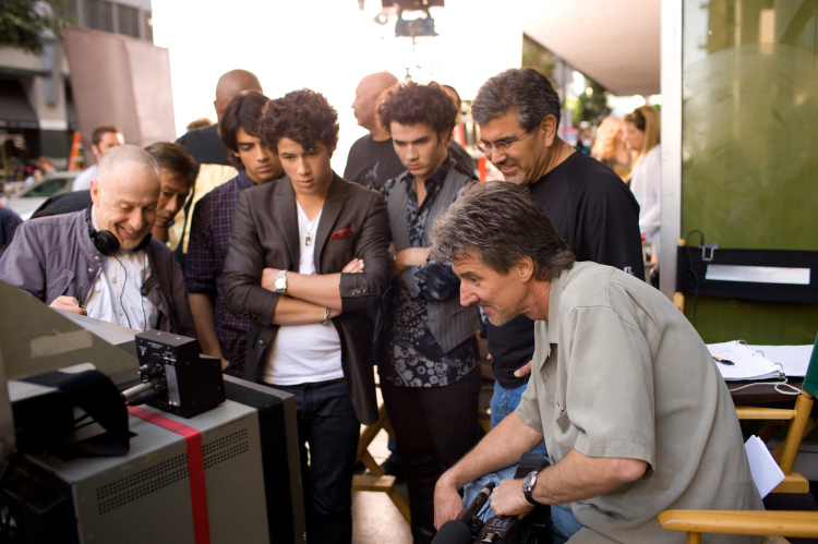 Still of Bruce Hendricks, Alan Sacks, The Jonas Brothers, Kevin Jonas, Joe Jonas, Nick Jonas and Scott Sakamoto in Jonas Brothers: koncertas trimateje erdveje (2009)