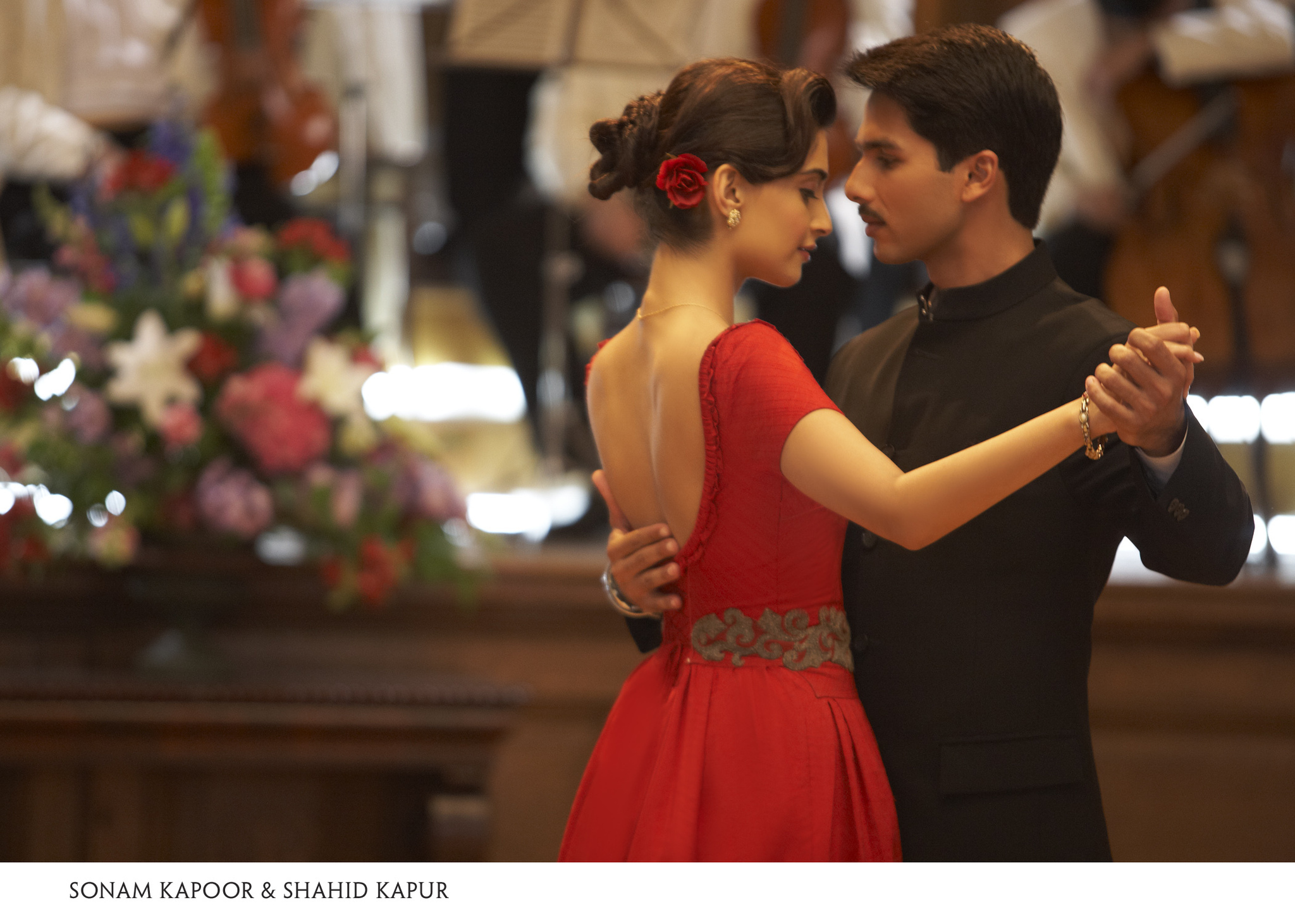 Still of Shahid Kapoor and Sonam Kapoor in Mausam (2011)