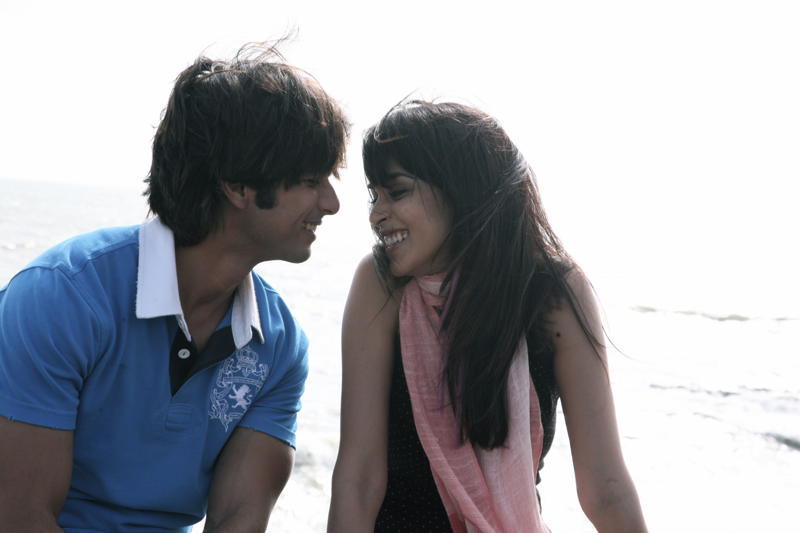 Still of Genelia D'Souza and Shahid Kapoor in Chance Pe Dance (2010)