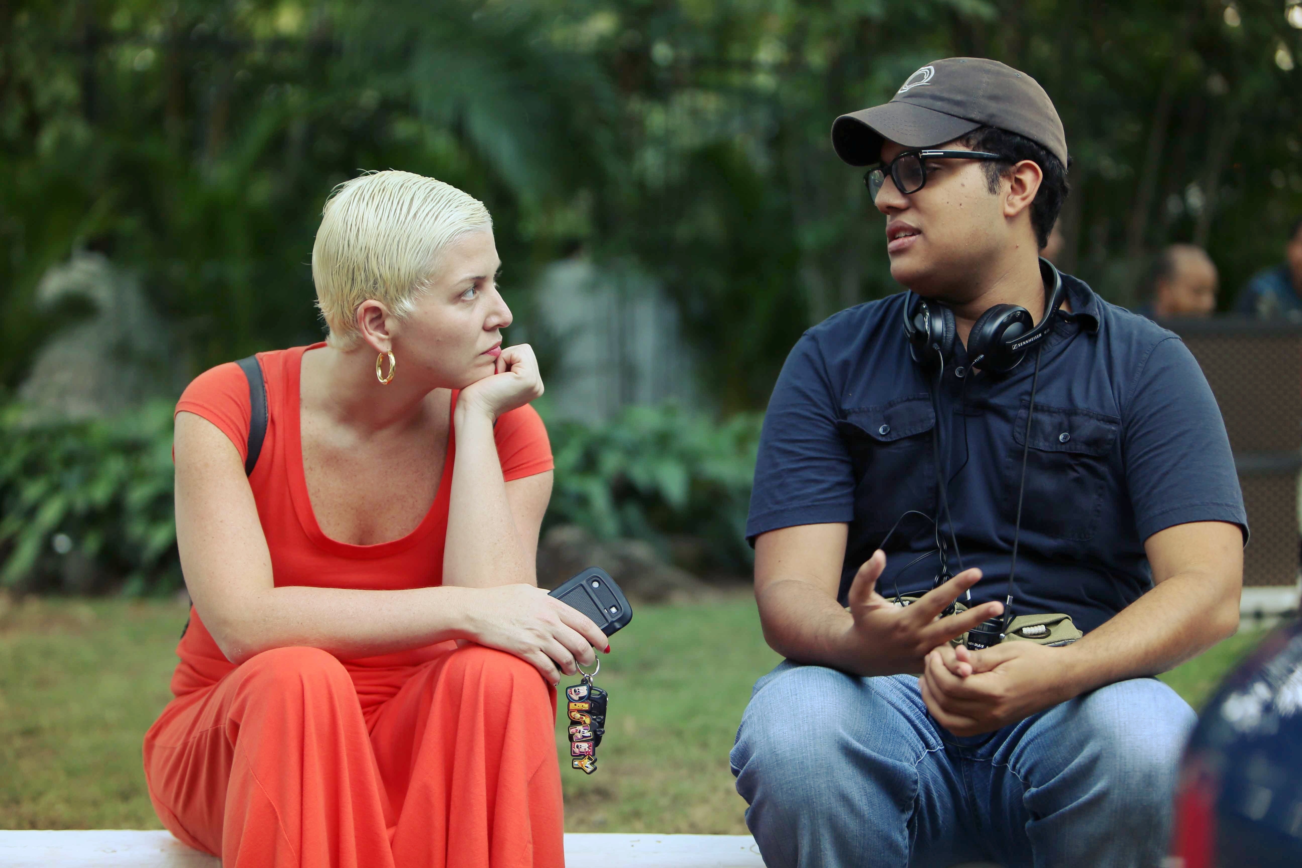 Director Hector M. Valdez discussing a scene with Actress Laura García Godoy. Al Sur de la Inocencia (2014)