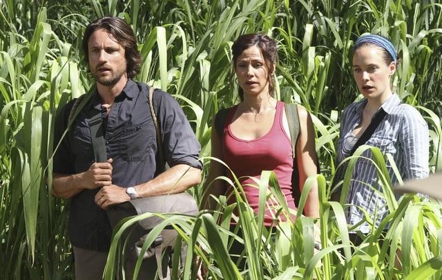 Still of Caroline Dhavernas, Martin Henderson and Valerie Cruz in Off the Map (2011)