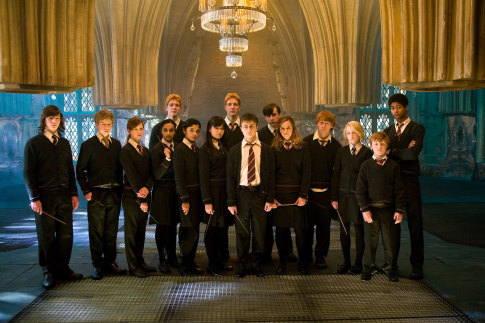 Alfred Enoch, Rupert Grint, Matthew Lewis, Devon Murray, Daniel Radcliffe, Emma Watson, Bonnie Wright, James Phelps, Oliver Phelps, Katie Leung, Afshan Azad, Shefali Chowdhury and Evanna Lynch in Haris Poteris ir Fenikso brolija (2007)