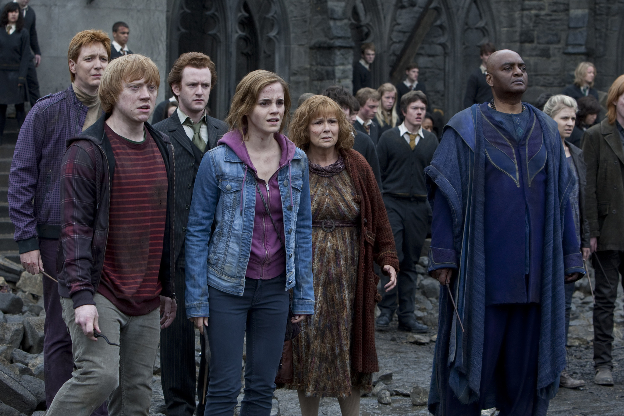 Still of Rupert Grint, George Harris, Chris Rankin, Julie Walters, Emma Watson and James Phelps in Haris Poteris ir mirties relikvijos. 2 dalis (2011)