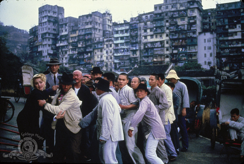 Still of Madonna and Sean Penn in Shanghai Surprise (1986)