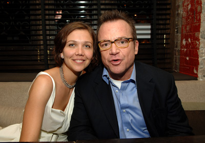 Tom Arnold and Maggie Gyllenhaal at event of Happy Endings (2005)