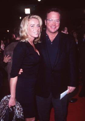 Tom Arnold and Julie Armstrong at event of Alien: Resurrection (1997)