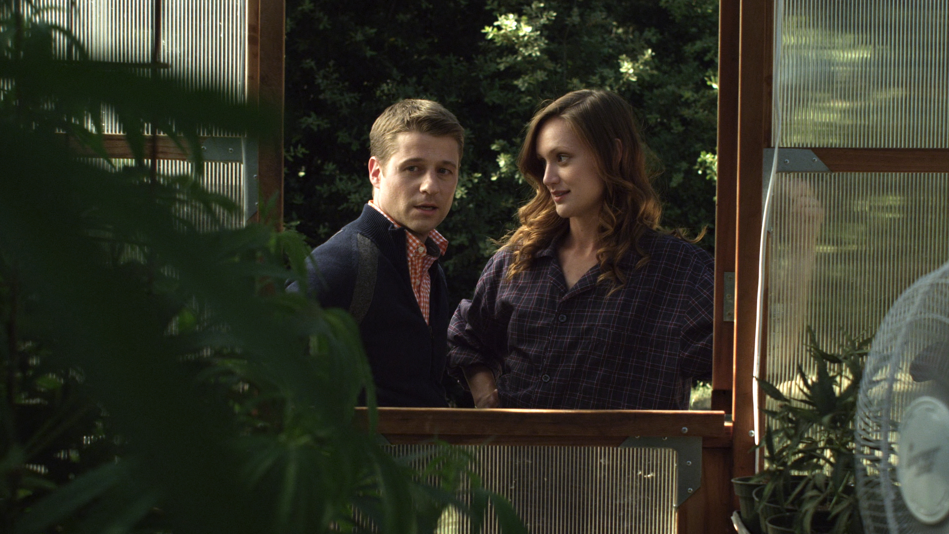 Still of Ben McKenzie and Kerry Bishé in Goodbye World (2013)