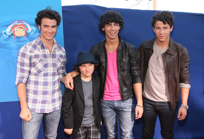 Kevin Jonas, Joe Jonas, Nick Jonas and Frankie Jonas at event of Gake no ue no Ponyo (2008)
