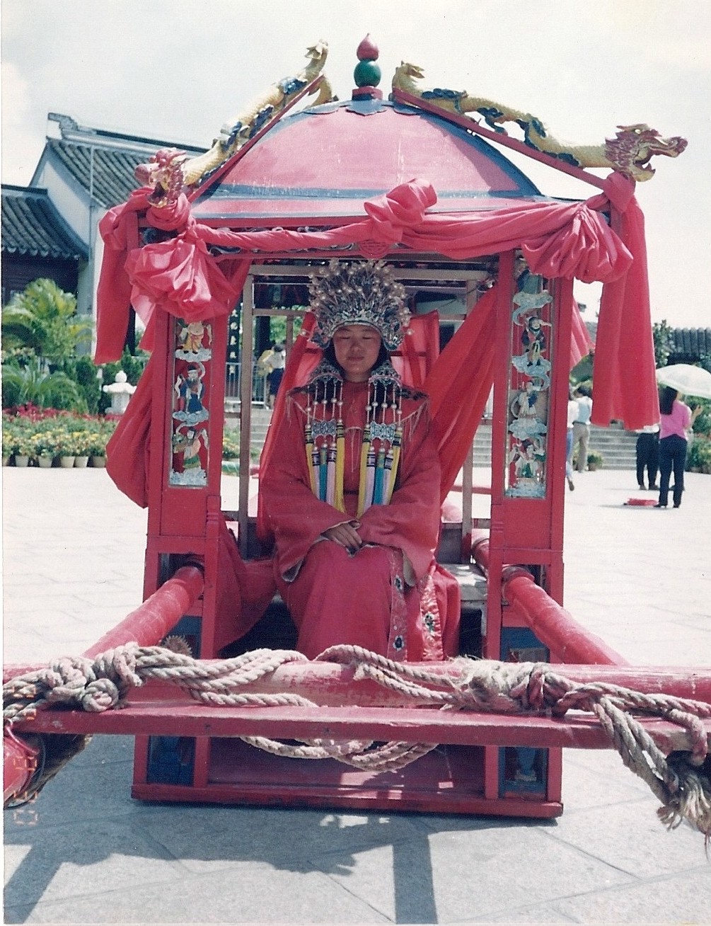 Grace Yang in Queen's wedding Dahuajiao.