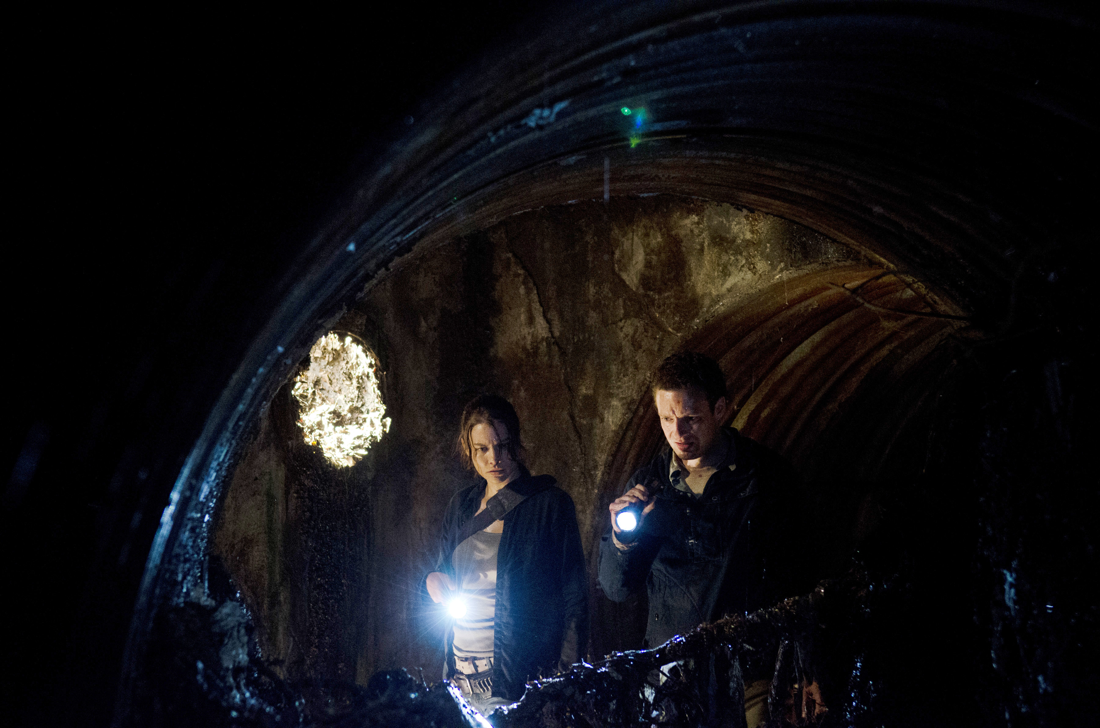 Still of Lauren Cohan and Ross Marquand in Vaiksciojantys negyveliai (2010)
