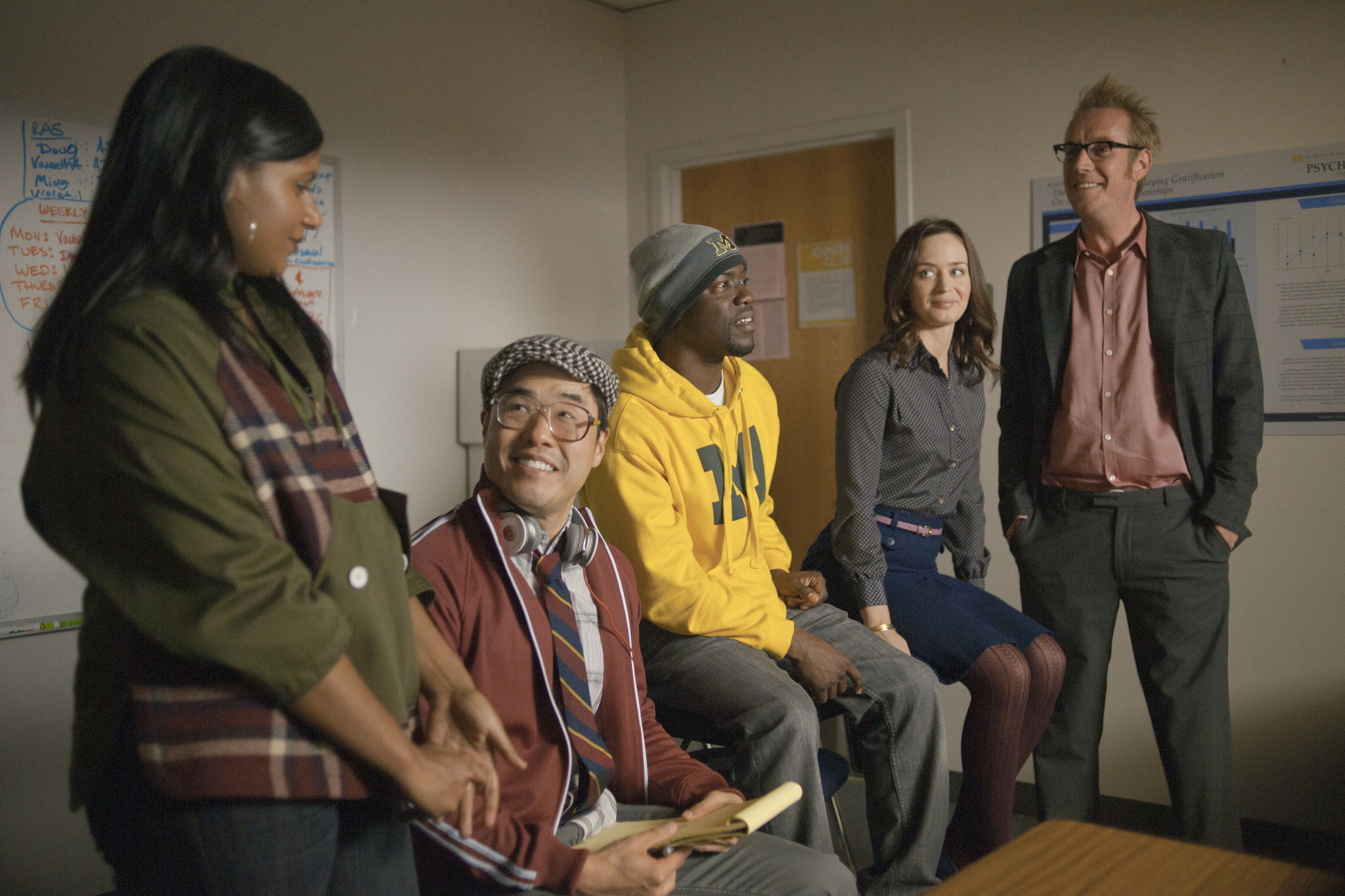Still of Kevin Hart, Rhys Ifans, Emily Blunt, Randall Park and Mindy Kaling in Susizadeje penkerius metus (2012)
