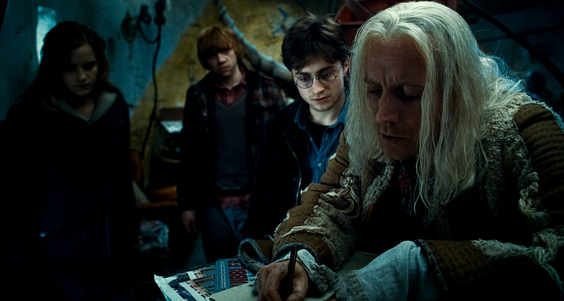 Still of Rupert Grint, Rhys Ifans and Daniel Radcliffe in Haris Poteris ir mirties relikvijos. 1 dalis (2010)