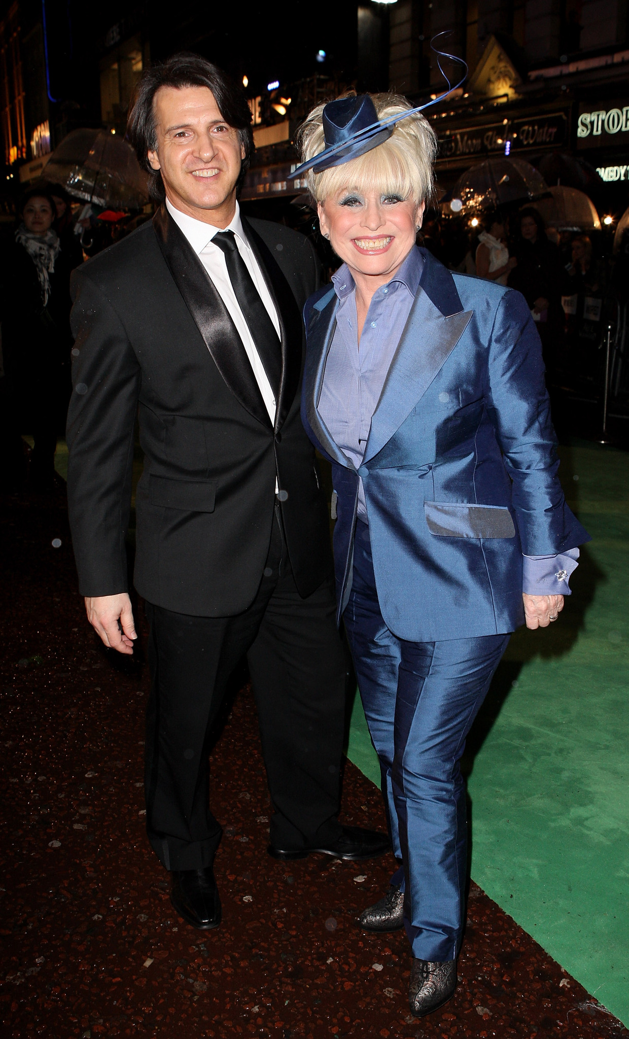 Barbara Windsor and Scott Mitchell at event of Alisa stebuklu salyje (2010)