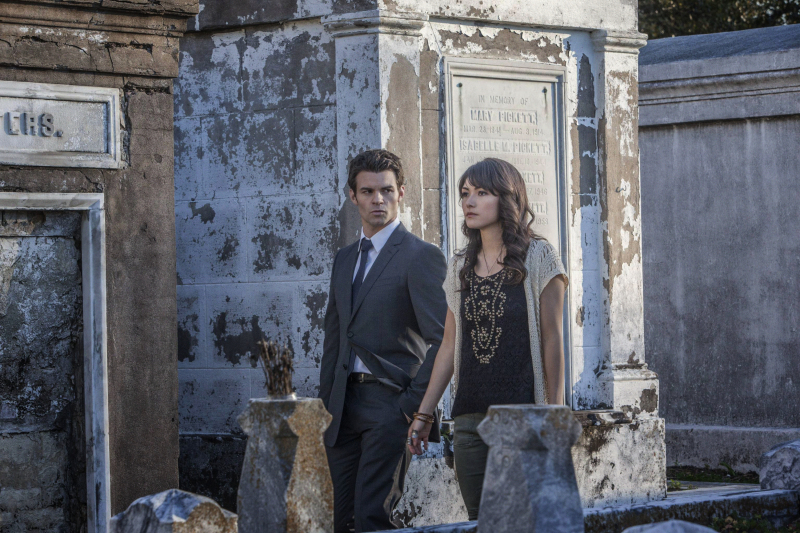 Still of Daniel Gillies and Daniella Pineda in Vampyro dienorasciai: The Originals (2013)