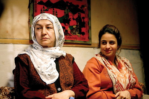 Fatma Murat and Busra Pekin in Neseli Hayat (2009)