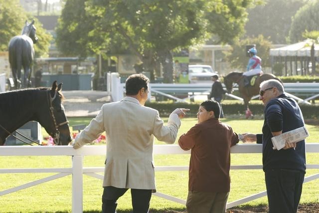 Still of Benjamin Bratt, Ed O'Neill and Rico Rodriguez in Moderni seima (2009)