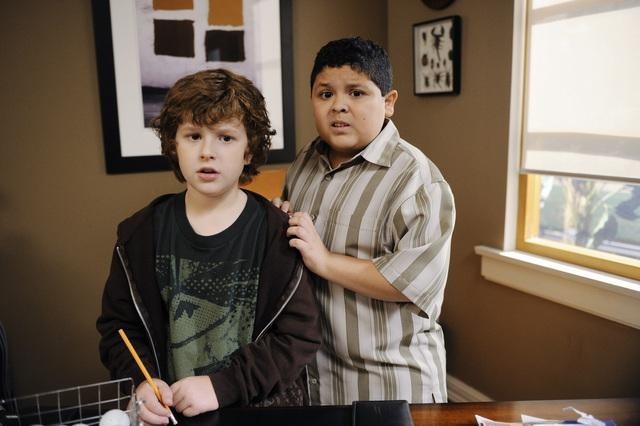 Still of Nolan Gould and Rico Rodriguez in Moderni seima (2009)