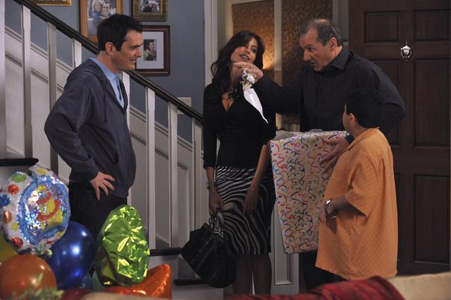 Still of Sofía Vergara, Ty Burrell, Ed O'Neill and Rico Rodriguez in Moderni seima (2009)