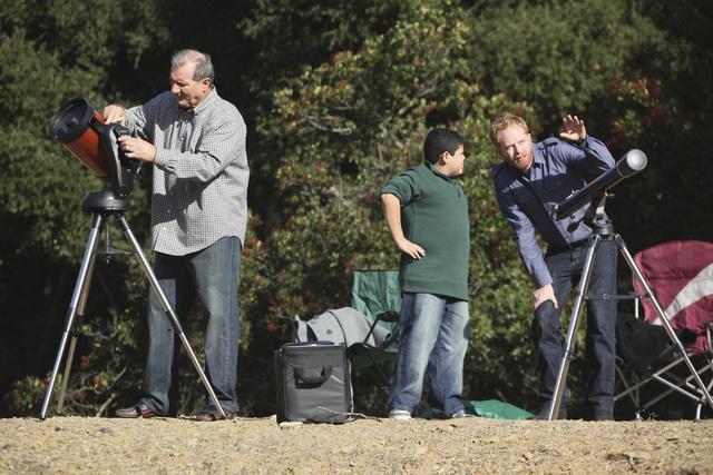 Still of Jesse Tyler Ferguson, Ed O'Neill and Rico Rodriguez in Moderni seima (2009)