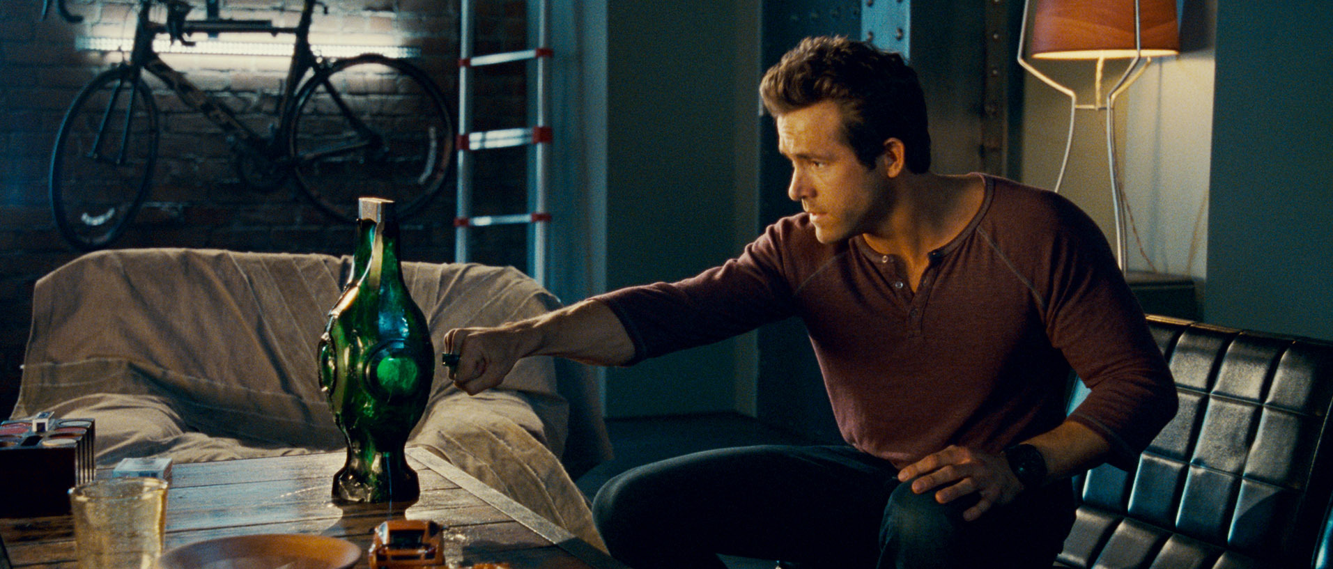 Still of Ryan Reynolds in Zaliasis zibintas 3D (2011)