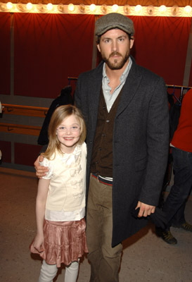 Ryan Reynolds and Elle Fanning at event of The Nines (2007)