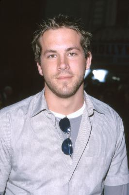 Ryan Reynolds at event of Battlefield Earth (2000)