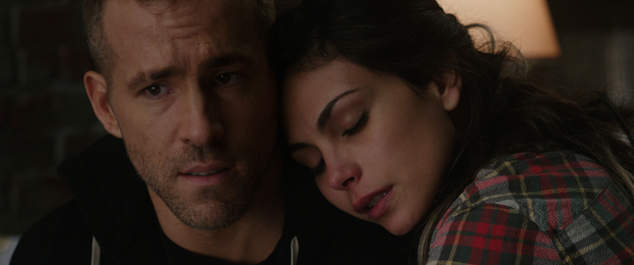 Still of Ryan Reynolds and Morena Baccarin in Deadpool (2016)