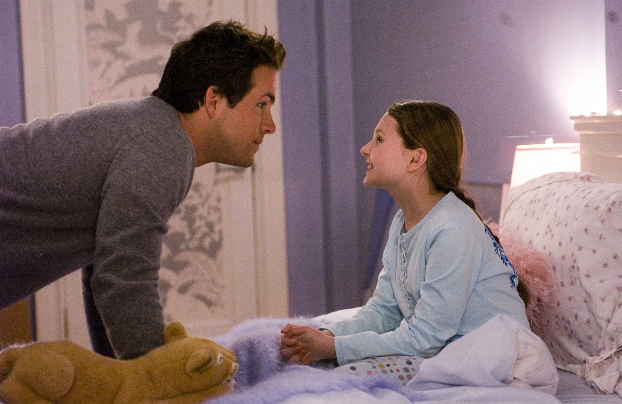 Still of Ryan Reynolds and Abigail Breslin in Definitely, Maybe (2008)