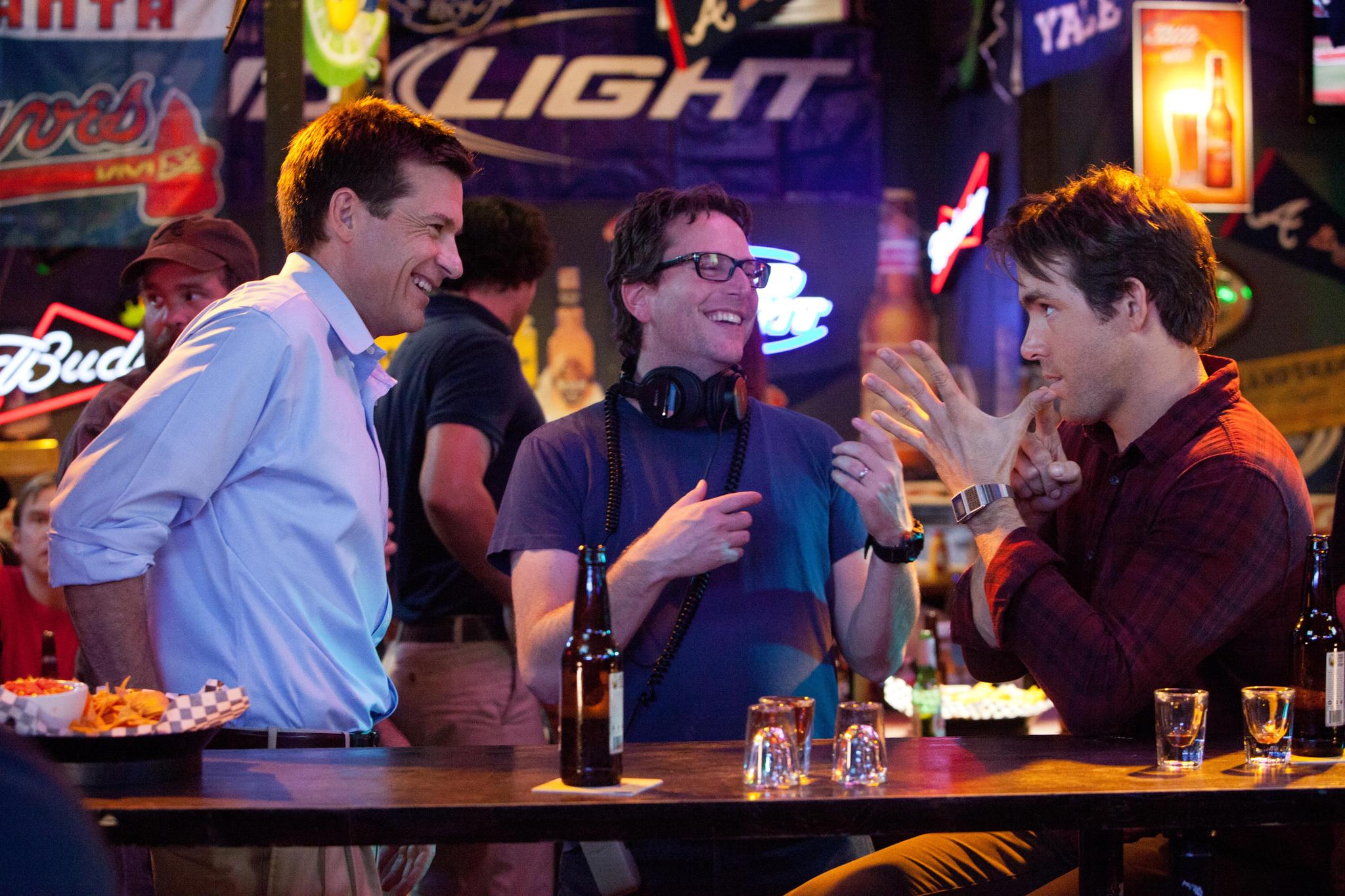 Still of Jason Bateman, Ryan Reynolds and David Dobkin in Draugo kailyje (2011)