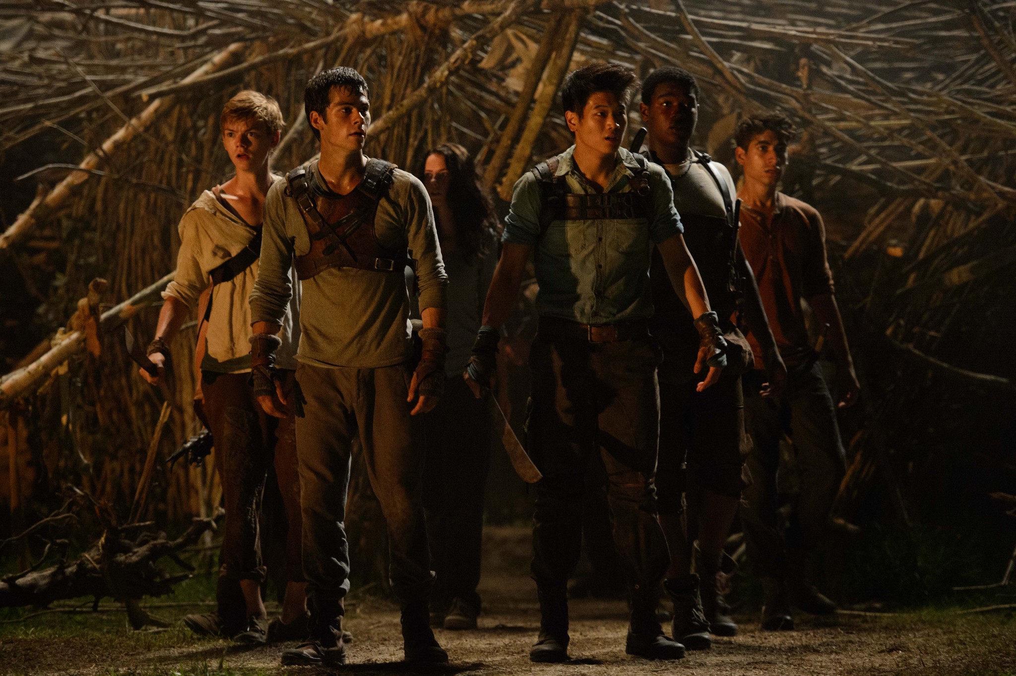 Still of Thomas Brodie-Sangster, Alexander Flores, Kaya Scodelario, Dexter Darden, Dylan O'Brien and Ki Hong Lee in Begantis labirintu (2014)