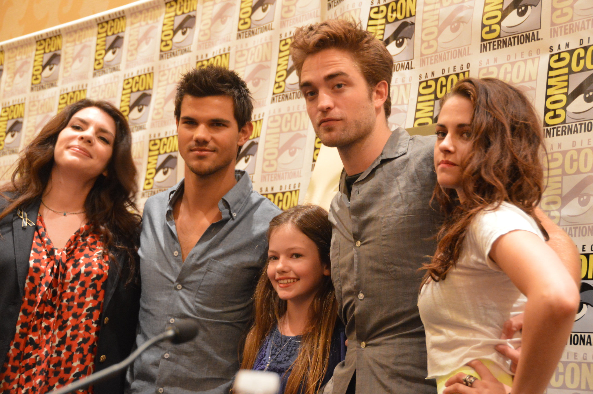 Kristen Stewart, Taylor Lautner, Robert Pattinson, Stephenie Meyer and Mackenzie Foy at event of Brekstanti ausra. 2 dalis (2012)