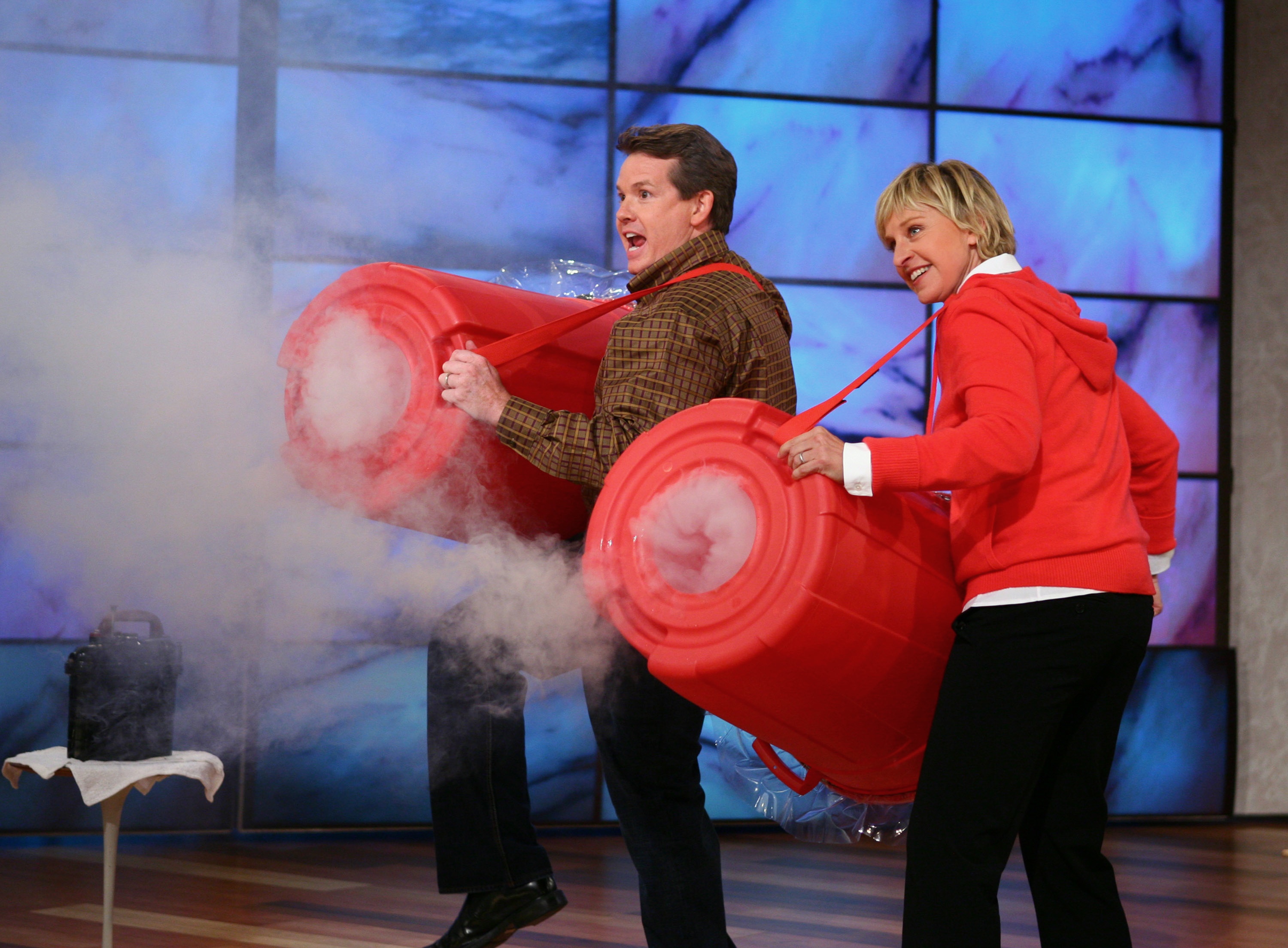 Steve Spangler - Trash Can Smoke Rings / Ellen Show / September 2007