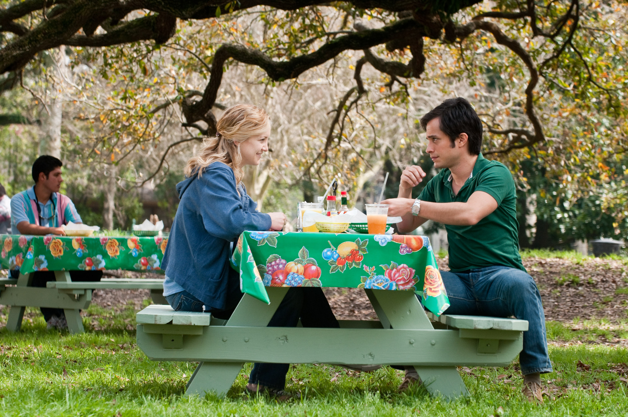 Still of Kate Hudson and Gael García Bernal in Gabalelis dangaus (2011)