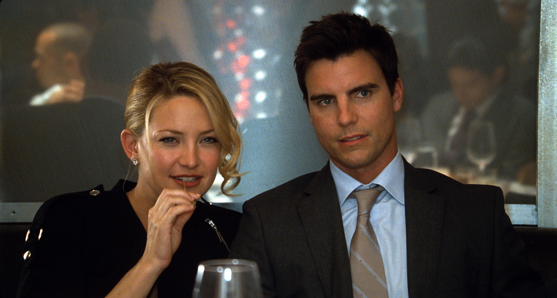 Still of Kate Hudson and Colin Egglesfield in Kazkas skolinto (2011)