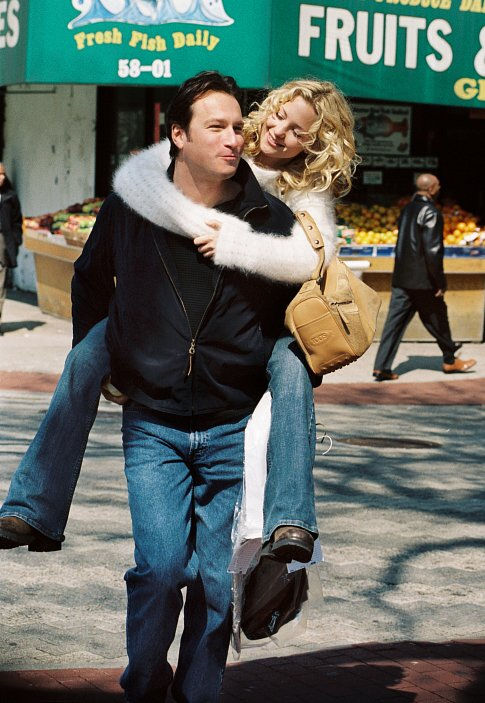 Still of Kate Hudson and John Corbett in Raising Helen (2004)