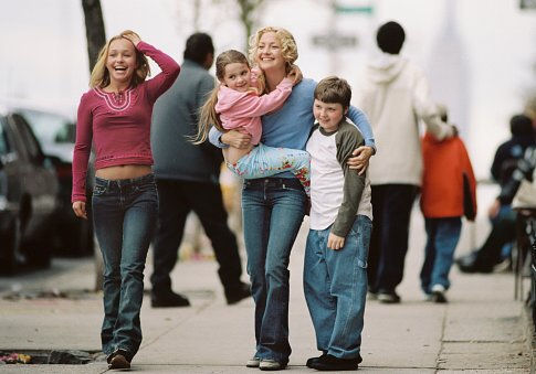 Still of Kate Hudson, Spencer Breslin, Hayden Panettiere and Abigail Breslin in Raising Helen (2004)